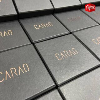 Las cajas premium permiten elevar el estado del comprador 🔝🎁

📍Aunque suene increíble las cajas rígidas transmiten un mensaje de estatus haciendo que el producto tenga más valor. Por eso en muchos casos estás cajas no son desechables, al contrario, son conservadas como un accesorio por su calidad y acabado.

📍Mayormente son utilizadas en joyerías o bebidas alcohólicas para hacerlos ver más exclusivo. Y como se puede observar la misma caja sirve como una tarjeta de presentación sin necesidad de una envoltura adicional en caso de que sea un obsequio. 

✔Si buscas  darle distinción y status a tus productos las cajas rígidas forradas manualmente en papel fino son tu mejor opción 🌟🎁

#cajapremium #cajasrigidas #packagingdesign #packaging #empaque #status #caja #cajadecarton #cajaspersonalizadas #cajaslima #cajasperu #perú