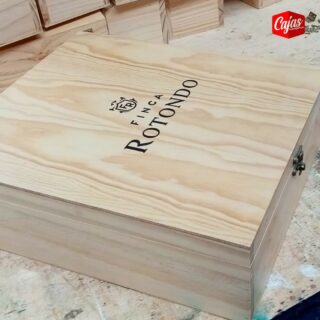 Las cajas de madera poseen una amplia variedad de beneficios que hacen que sean el empaque ideal🔝

 ♻️ Son duraderas y reutilizables

📍Cuentan con una enorme capacidad que permite transportar mercancías de gran tamaño o peso.

#cajademadera #empaque #cajasdecarton #cajaspersonalizadas #cajaslima #cajasperu #cajaspremium #cajascontraplacadas #presentación #lima #peru #empaques #madera #presentación