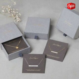 El empaque ideal para darle una mejor presentación a tu joyería💍🎁

▪️ Cajita fósforo de cartón rígido forrado. 
▪️Medidas 11cmx9cmx3cm 
🏷Tarjetas para collares a full color. 

✔Las cajitas son totalmente personalizables.

#packaging #empaque #cajasdecarton #cajaspersonalizadas #cajaslima #cajasperu #cajaspremium #cajascontraplacadas #presentación #lima #peru #empaques #cajetero #cajadejoyería #joyería